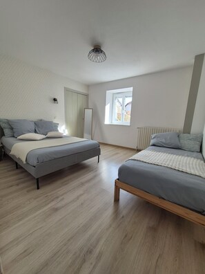 5 bedrooms, travel cot, free WiFi, bed sheets