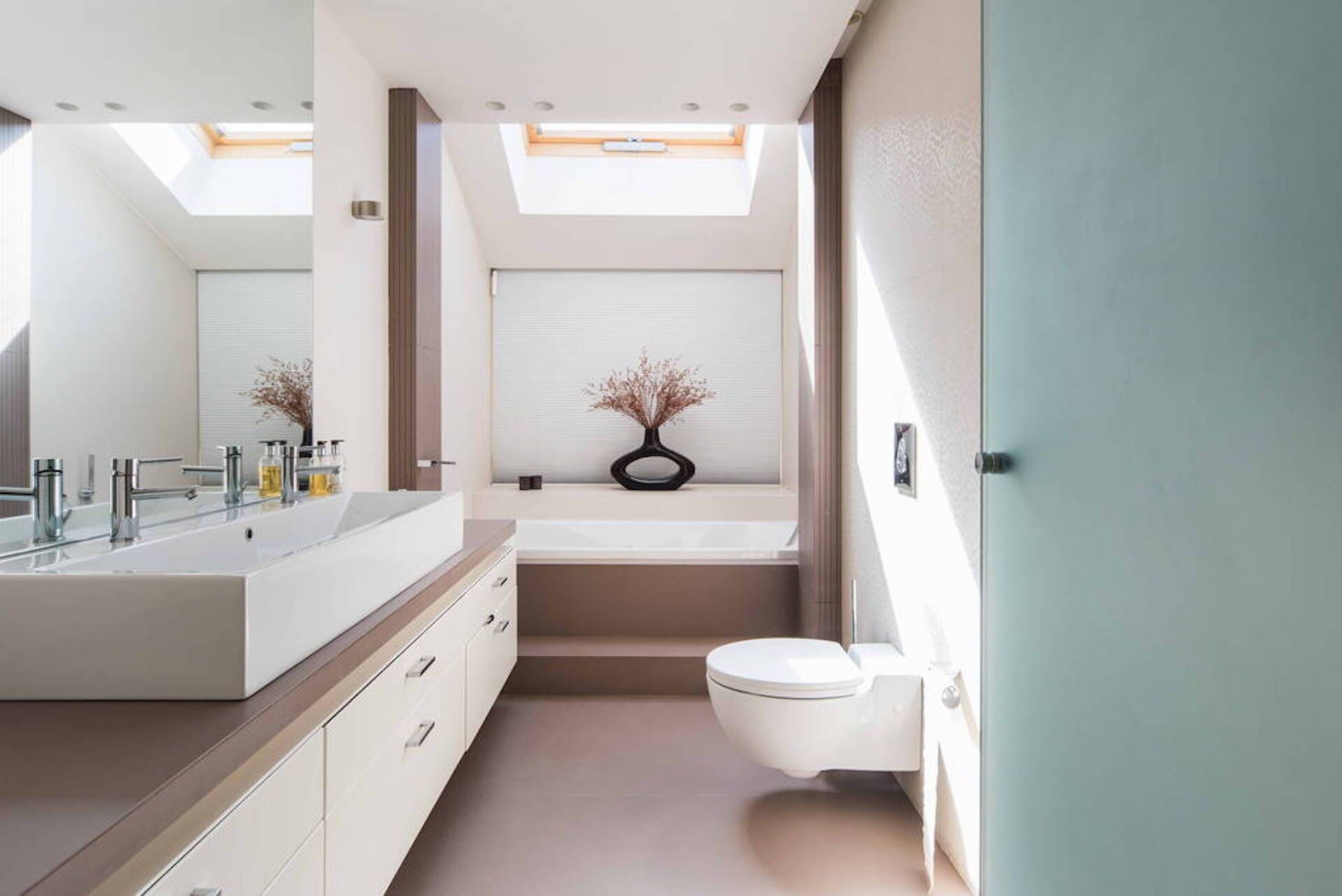 Een bad/douchecombinatie, een bubbelbad, een haardroger, handdoeken