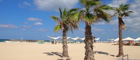 In Strandnähe, Liegestühle, Strandtücher