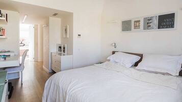 5 bedrooms, desk, iron/ironing board, travel cot