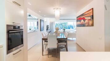 Frigorifero, microonde, forno, piano cottura