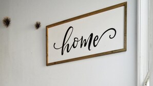 Una escalera de madera con escalones y un letrero en la pared que dice 'home'.