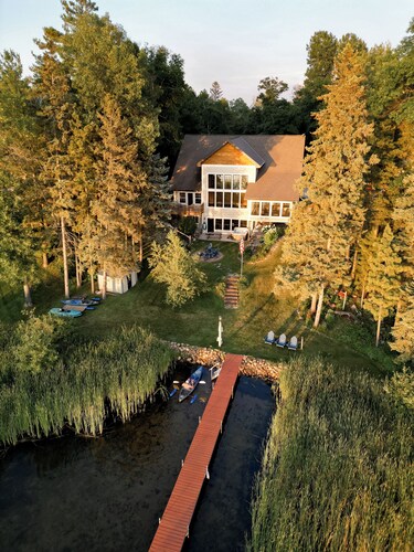 Luxury Family Lake Home-Hot tub, Sauna, Peloton, Game Tables, Mini Sport Court! 