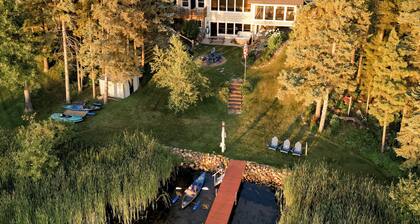 Luxury Family Lake Home-Hot tub, Sauna, Peloton, Game Tables, Mini Sport Court!
