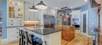 Luxury Family Lake Home-Hot tub, Sauna, Peloton, Game Tables, Mini Sport Court!