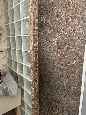 Een douche, een haardroger, handdoeken