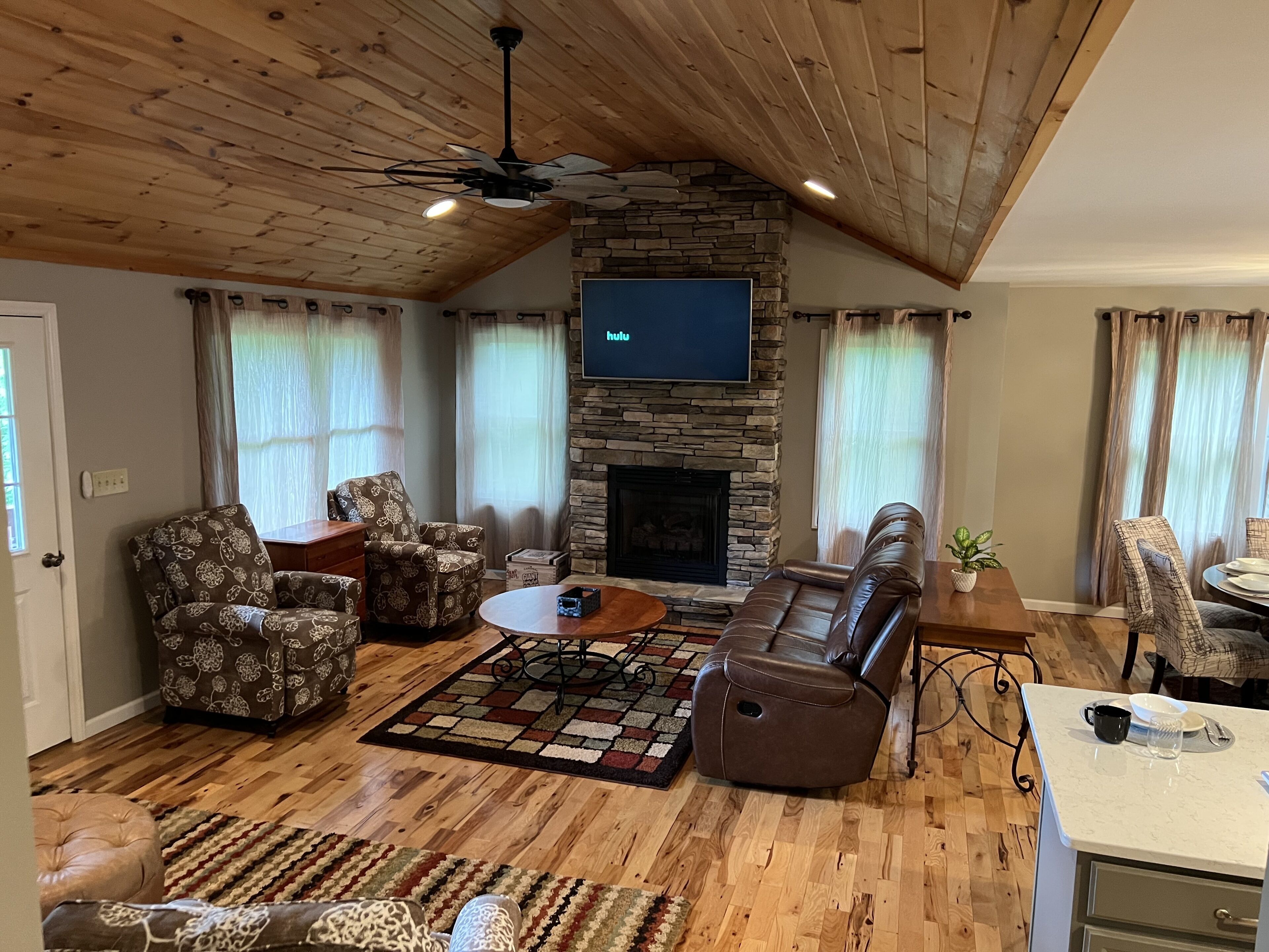 Smart TV, fireplace, ping pong