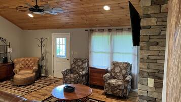 TV connectée, cheminée, table de tennis de table