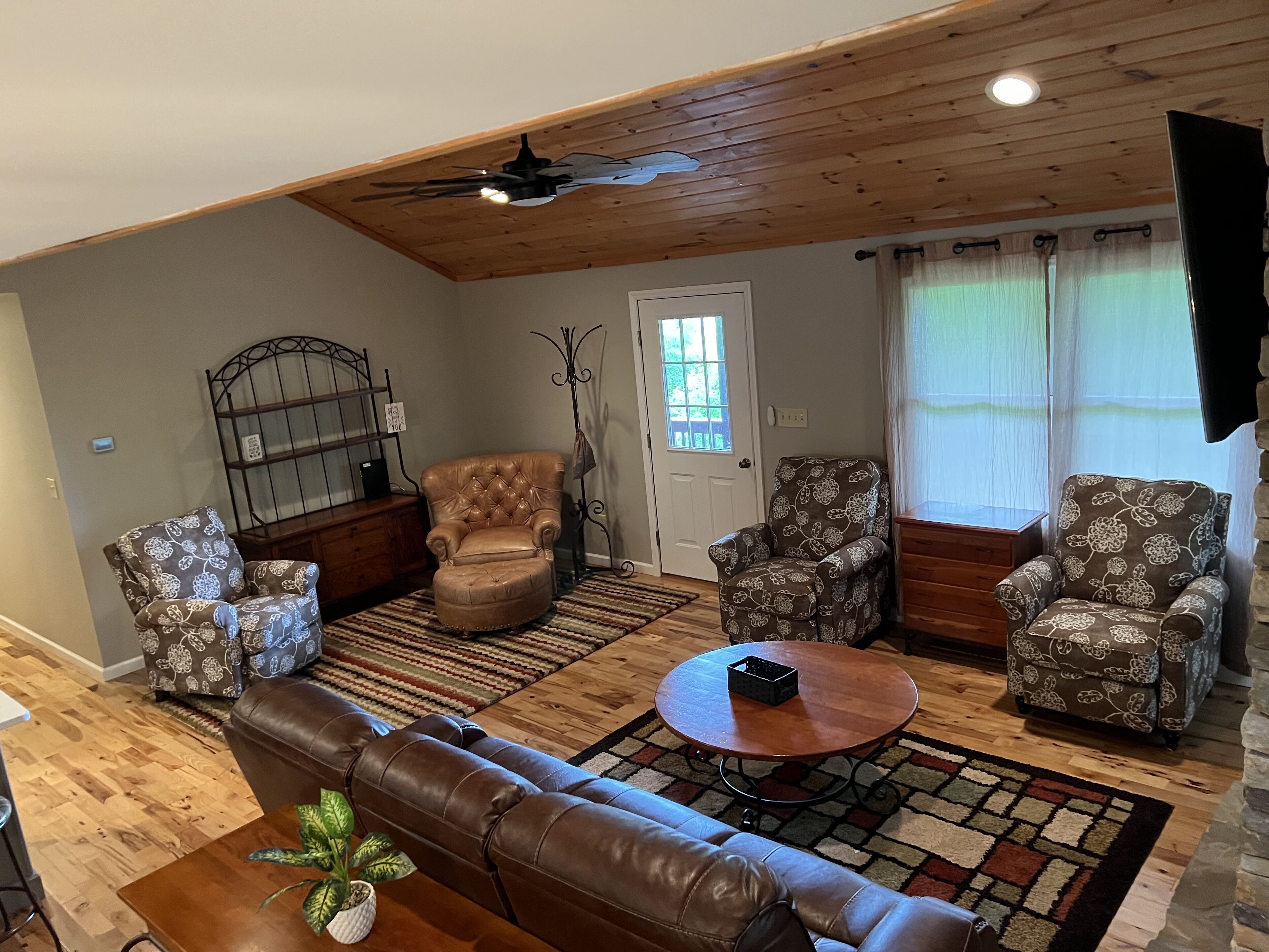 Smart TV, fireplace, ping pong