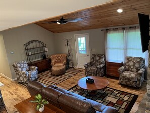 Smart TV, fireplace, ping pong - Cabin on topof the mountain great views hot tub game room and more! (Vilas)