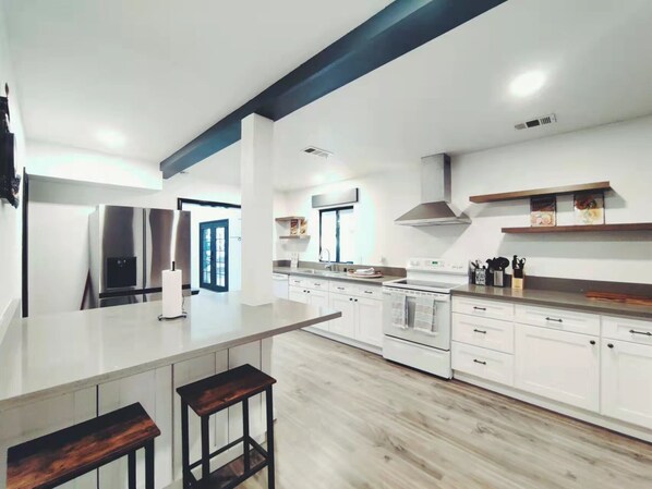 Fridge, microwave, oven, stovetop - House with vineyard view, walking distance to wineries (Temecula)