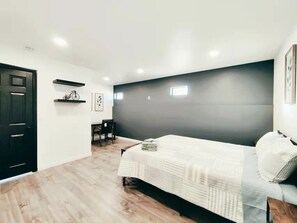 6 bedrooms, desk, iron/ironing board, free WiFi