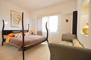 5 habitaciones, tabla de planchar con plancha, wifi y ropa de cama