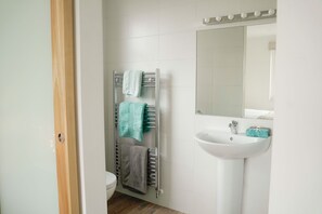 Bathroom - Modern Cottage on the Burrens' Edge (Doolin)