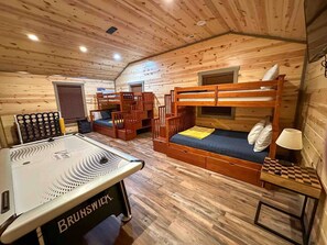 4 slaapkamers, een strijkplank/strijkijzer, reisbedje, gratis wifi