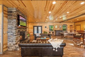 Smart TV, caminetto, videogiochi, lettore DVD