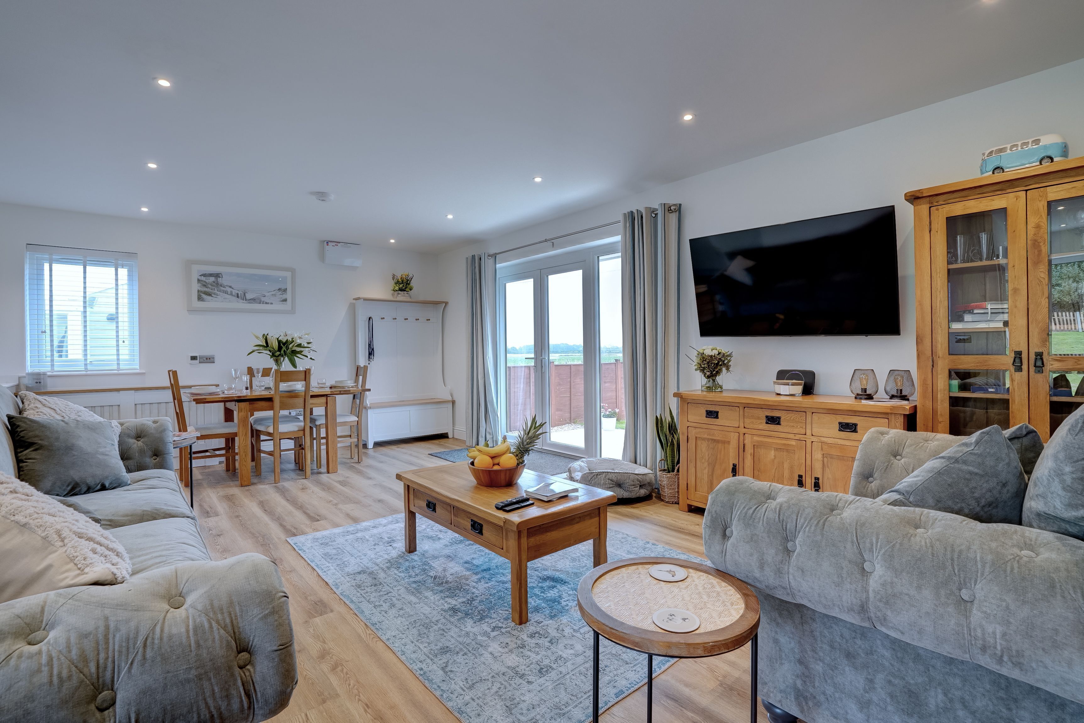 Älytelevisio, kirjoja, työhuone