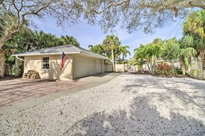 Exterior - Private Oasis at the Beach with HEATED Pool, Dock and Boat…..Dolphin paradise! (Cocoa Beach)