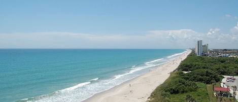 Beach nearby, sun loungers, beach towels