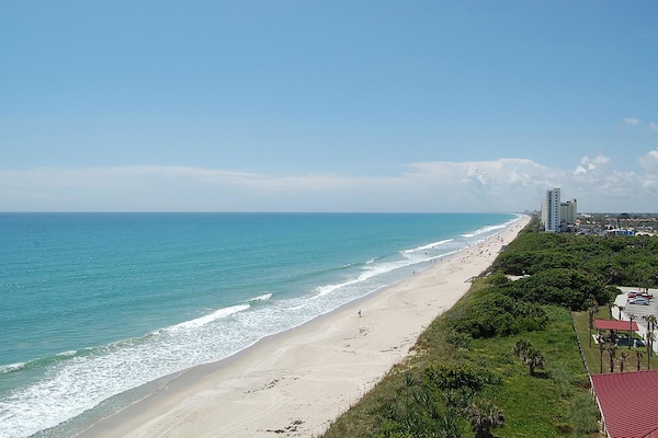 Perto da praia, espreguiçadeiras, toalhas de praia