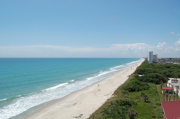 Beach nearby, sun loungers, beach towels