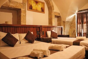 Triple Room | Egyptian cotton sheets, premium bedding, desk, soundproofing - Müzepotamia Butik Hotel (Sanliurfa)