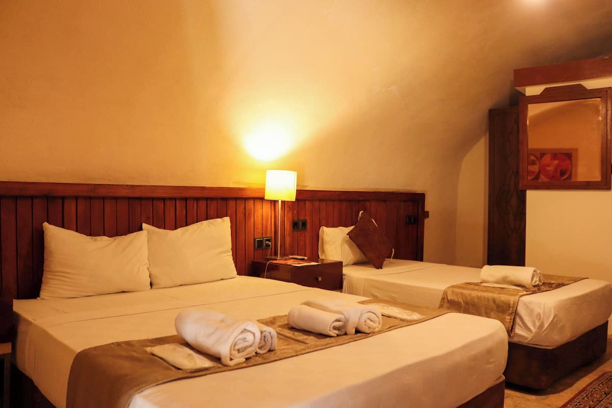 1 bedroom, Egyptian cotton sheets, premium bedding, desk