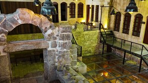 Un interno caratterizzato da pareti in pietra, una scala e lampade a sospensione.