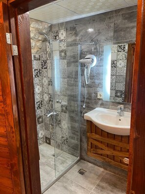 Economy Room | Bathroom | Shower, rainfall showerhead, hair dryer, bathrobes - Müzepotamia Butik Hotel (Sanliurfa)