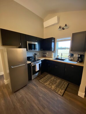 Frigorifero, microonde, forno, piano cottura