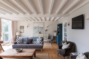 Téléviseur connecté, foyer, lecteur de DVD, livres