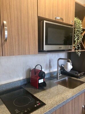 Refrigerador, microondas, cafetera/tetera, tostadora