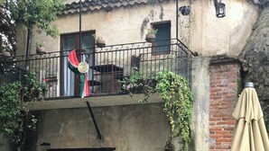 Un café pintoresco llamado "El Cielo", con mesas al aire libre y una pared de ladrillo rústica.