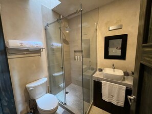 Een douche, handdoeken, zeep, shampoo