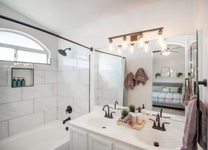 Duschwanne, Haartrockner, Bidet, Handtücher