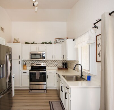 Remodeled Cheerful Central Cottage close to everything!