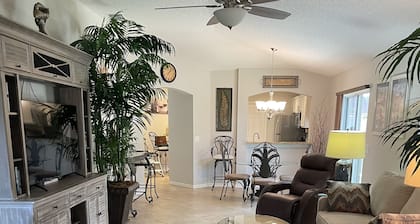 Paradise in The Villages!! Includes 4-seat Golf cart