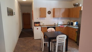 Fridge, microwave, oven, stovetop - FEWO-NEUBEEREN 2 (2 rooms, 7 single beds) (neubeeren)