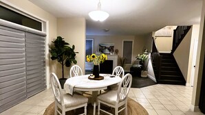 Luxury House | In-room dining - Spacious Private Comfortable Home (London)