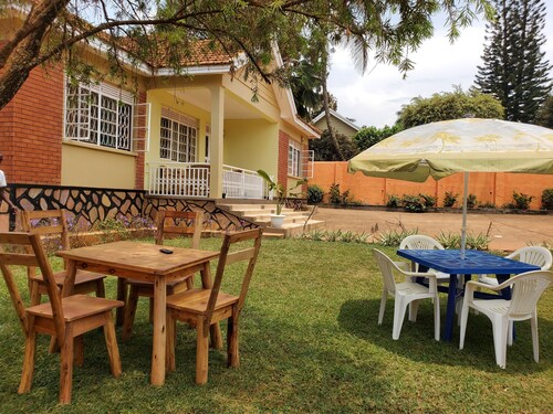 Peaceful stay 5 minutes from Entebbe Int Airport