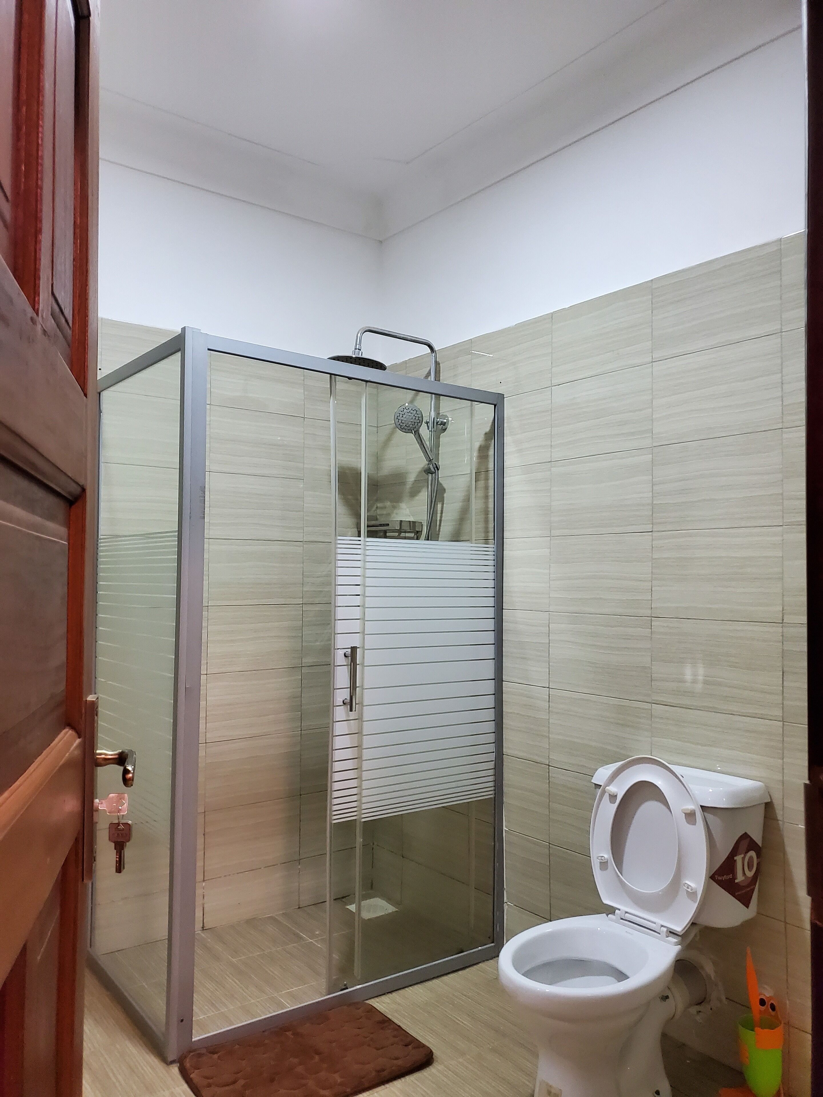Regadera, toallas, jabón, papel de baño 