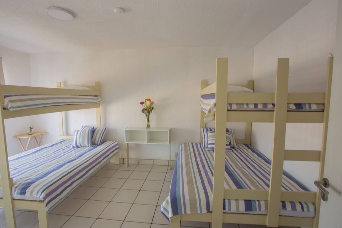 Dormitorio compartido (Habitación Nube) | Escritorio, wifi gratis, ropa de cama