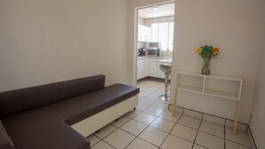 Full-size fridge, microwave, blender, cookware/dishes/utensils - Hostal San Pablo - Hostel (Querétaro)