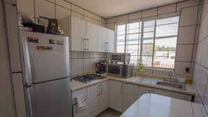 Full-size fridge, microwave, blender, cookware/dishes/utensils - Hostal San Pablo - Hostel (Querétaro)