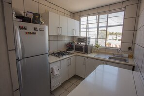 Lemari es besar, microwave, blender, dan peralatan masak/sendok-piring