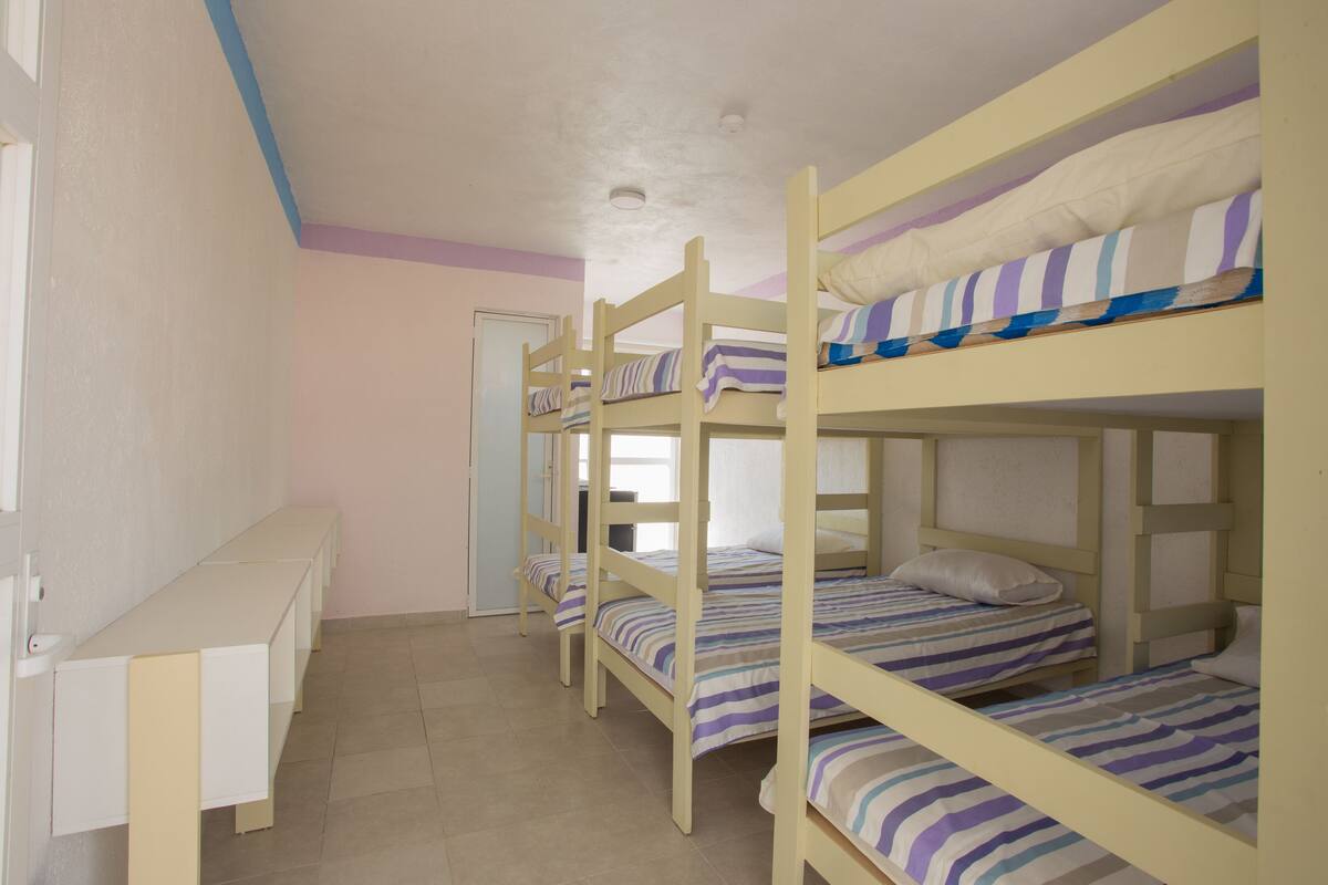 Dormitorio compartido (Habitación Cielo) | Escritorio, wifi gratis, ropa de cama