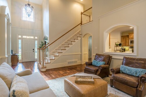 LUXURY Bedding~8 Beds~Fully Stocked Kitchen~Spacious Secluded Estate ~ Sleeps 13