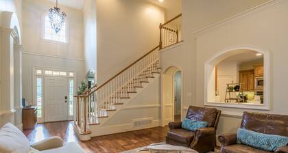 LUXURY Bedding~8 Beds~Fully Stocked Kitchen~Spacious Secluded Estate ~ Sleeps 13