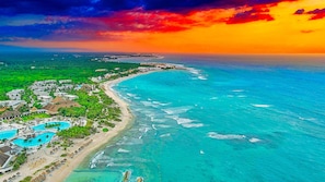 Playa en los alrededores, camastros y toallas de playa