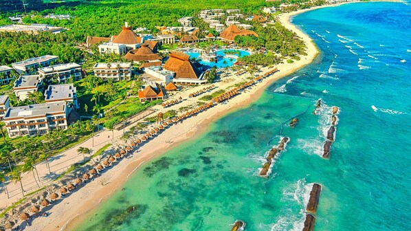 Beach nearby, sun loungers, beach towels